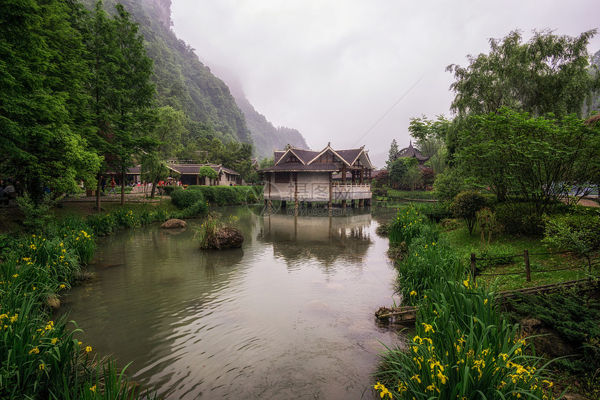 Zhangjiajie入口公园布景场的广隆东风景区图片