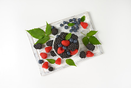 新鲜蓝莓黑莓和草莓在图片