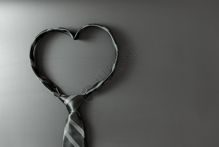 铁丝形成一个心形的心脏为父图片