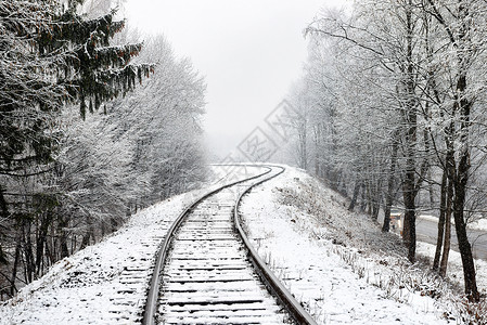 雪中的铁路空荡的铁轨的冬季景观图片