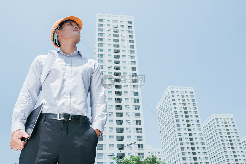 建筑工地的青年项目首图片