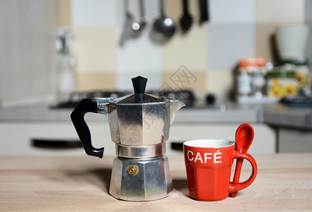 厨房炉灶上的红咖啡图片
