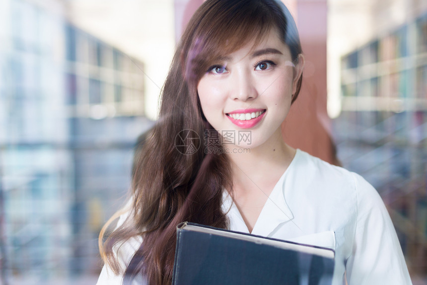 图书馆中年轻美丽的亚洲女孩大学图片