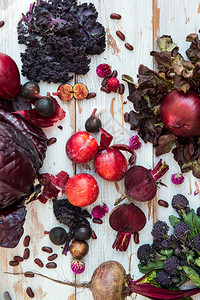 新鲜紫色水果和蔬菜的集合图片