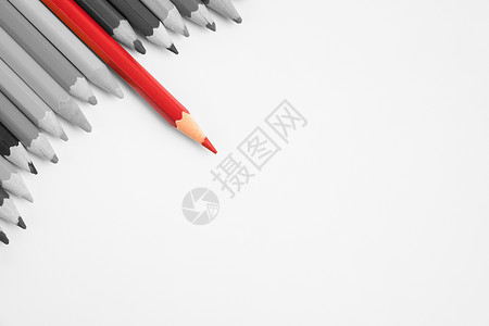 锋利的红色铅笔从白色背景的彩色铅笔组中脱颖而出图片
