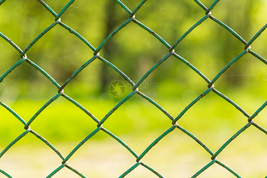紧闭的花园网状金属栅栏图片