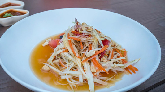 白盘上的泰式辣木瓜沙拉亚洲菜图片