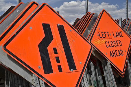 道路施工现场的成堆橙色交通标志图片
