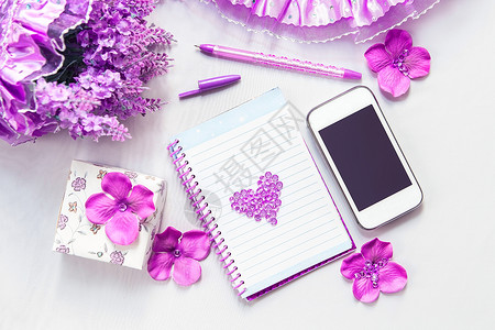 桌子上的配件紫粉色内饰细节背景图片