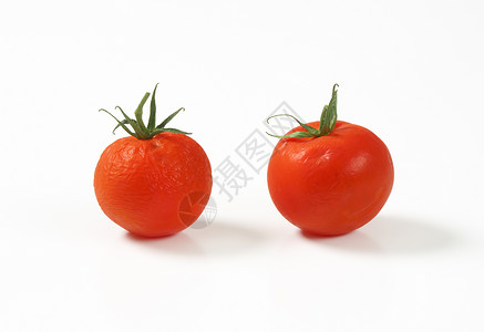 两个西红柿坏了在白色背景上背景图片