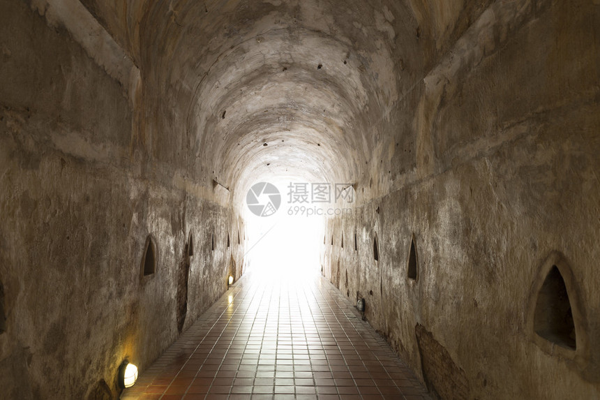 洞穴隧道尽尾的光线图片