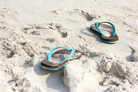 沙滩上的拖鞋背景图片
