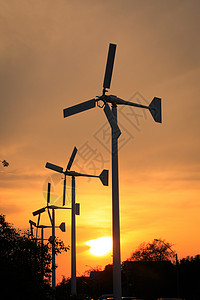 山丘上的风力涡轮机图片