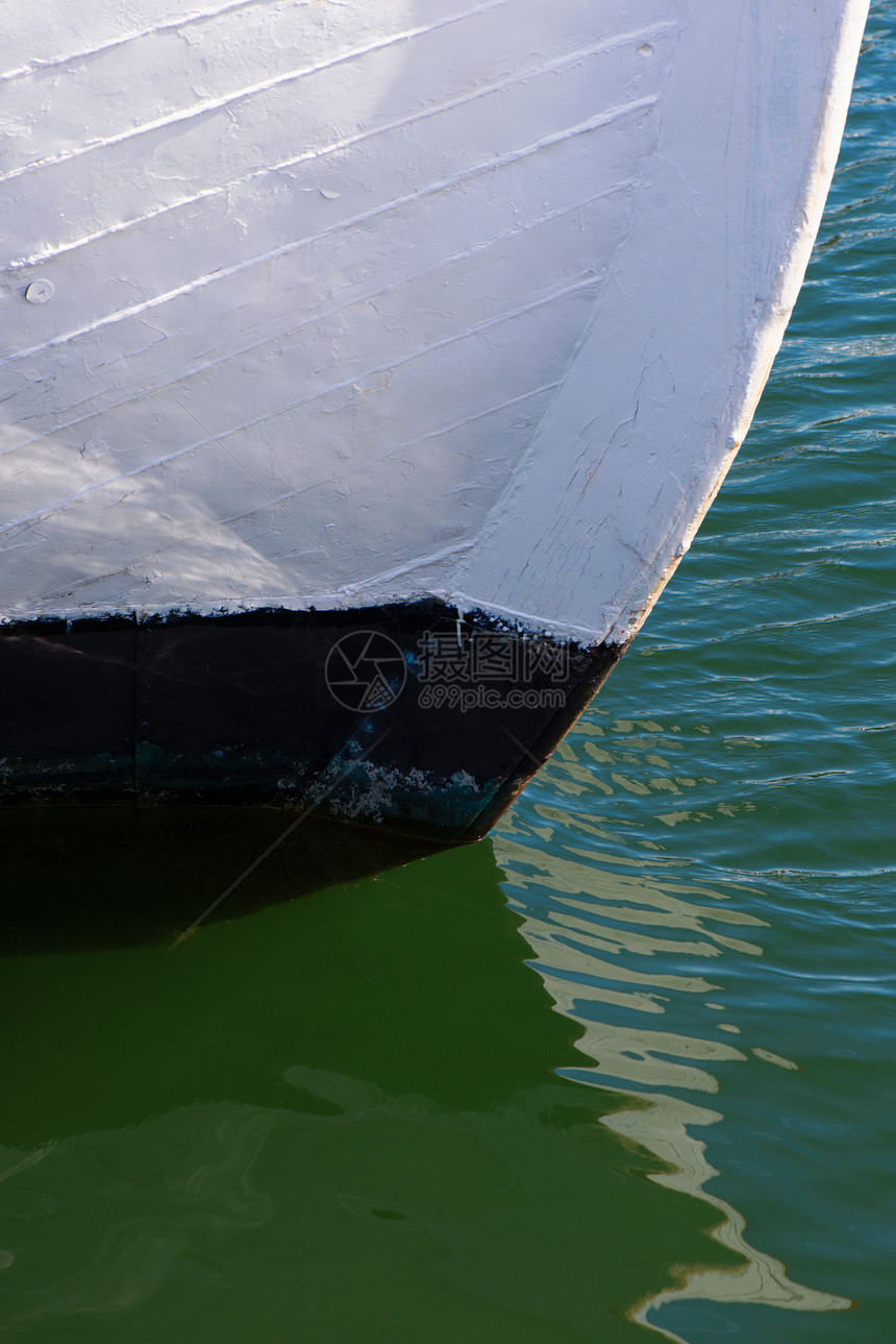 渔船弓在水中特写在绿水中倒影瑞典图片