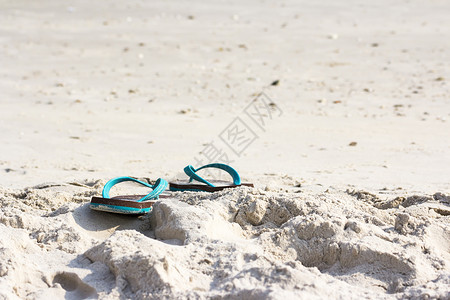 沙滩上的拖鞋背景图片