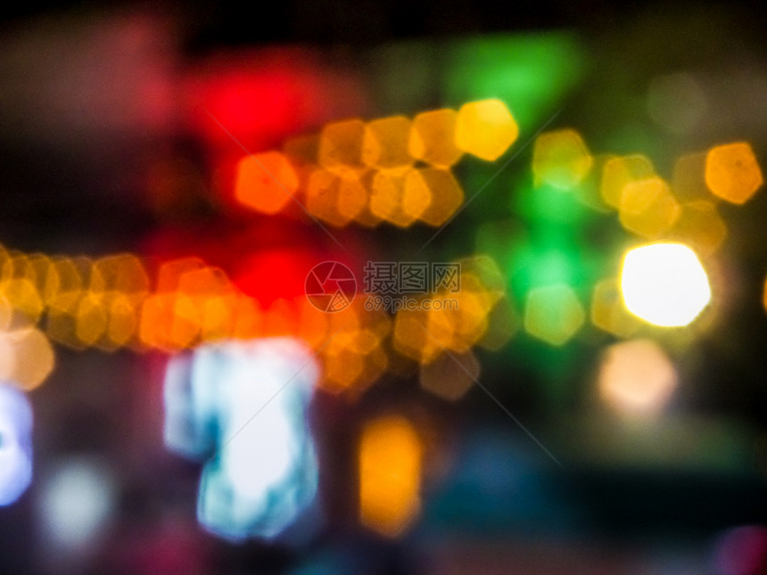 在帕塔亚市的街上行走时夜光闪耀着多彩的图片