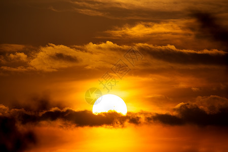 与太阳云彩在云彩的日落春天的场景黄昏的天空图片