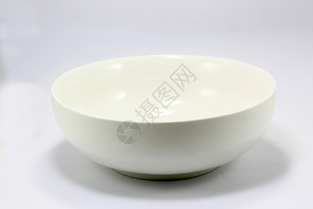 白色背景上的白色陶瓷碗图片