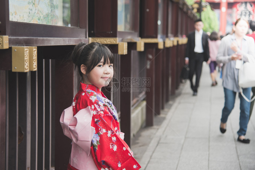 穿着红色和服的亚洲美女在日本东京Asak图片