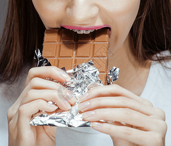 吃巧克力的女人图片
