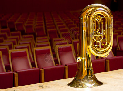 音乐厅里的金色大号管乐器铜乐器图片