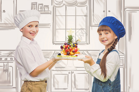 带着树形水果零食的男女小男孩和女孩自制图片