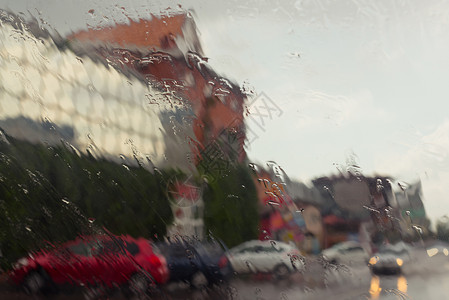 城里下雨车窗外的景色图片