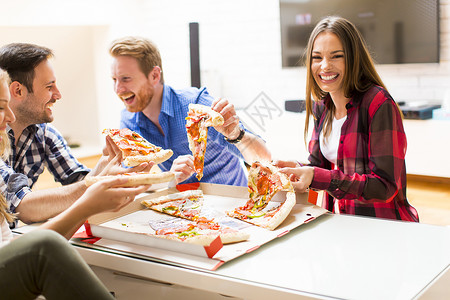 在公寓里吃披萨的朋友图片