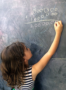 聪明儿童女孩56岁的卡杜格拉和在学校的球滑板上解开硬数学方程式教育与复制背景图片