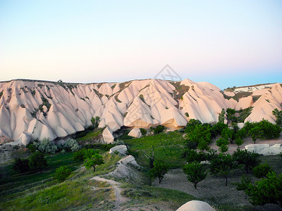 火山凝灰岩的山峰上面覆盖着玄武岩图片