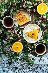 甜砂锅配干酪和葡萄干在桌子上木桌餐巾上盘子上葡萄干的图片