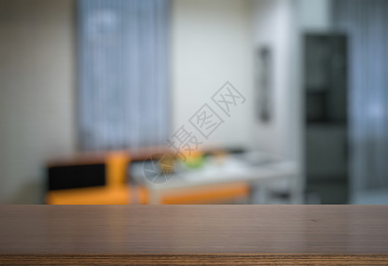 客厅的棕色木桌背景图片