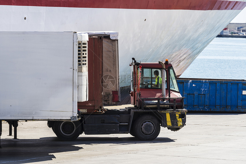 在西班牙加泰罗尼亚巴塞罗纳港的一艘货船上装载图片