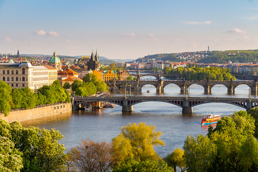 伏尔塔瓦河上的桥梁和布拉格历史中心的风景图片