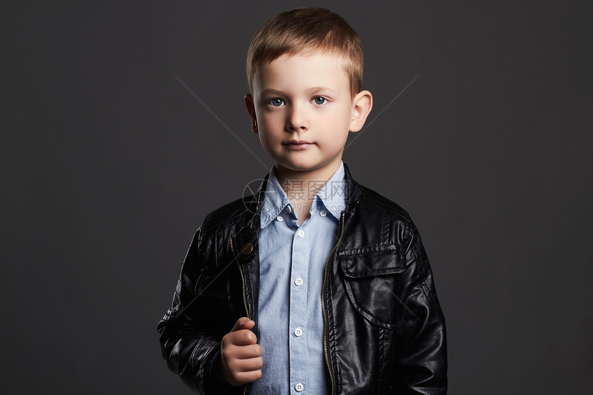 穿着皮衣的时尚孩子时尚的小男孩有趣的6岁孩子图片