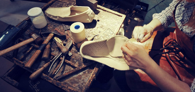 制作豪华手工人鞋的工匠背景图片