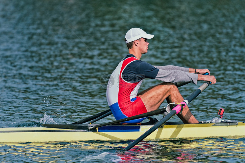湖上单人双桨划船选手图片