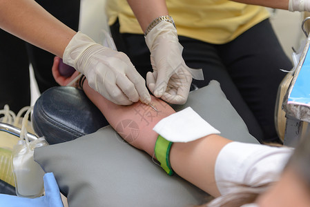 护士在献血时给献血者静脉注射图片