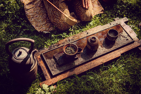 传统中式木桌带茶杯和茶壶图片