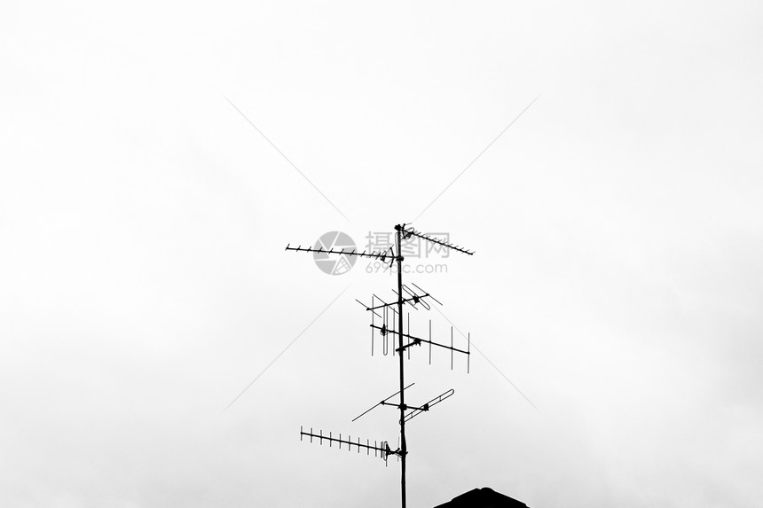 屋顶上的黑白天线桅杆图片