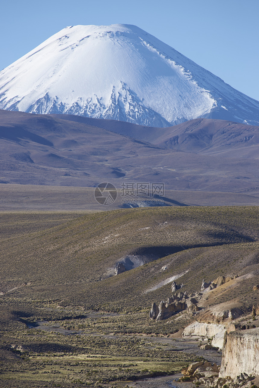 智利北部Lauca公园Lauca河谷沿阿尔蒂普拉诺高原和悬崖运行的Parinacota火山峰6342米图片