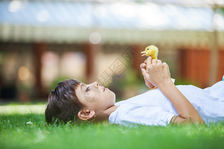 可爱的小女孩和一只春天的小鸭图片