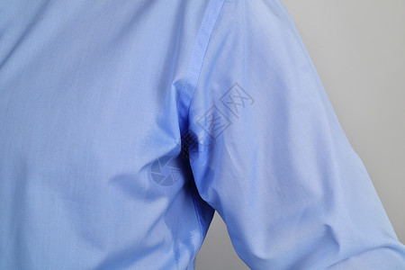 一个穿着蓝色衬衫内裤有汗迹的高清图片