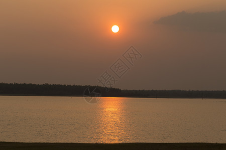 日落在泰国湖边的sakon背景图片