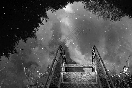 天空反射的水阶梯图片