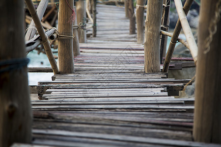 泰国海滩上的木栈道图片