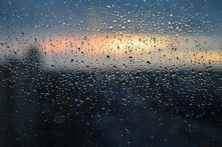 蓝玻璃背景下的雨滴街道Bokeh灯光熄灭焦点图片