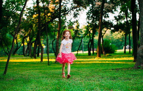 在公园里奔跑的小女孩图片