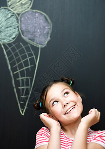 可爱的快乐女孩正在吃冰淇图片