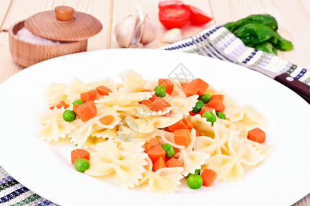 PastaBow与三氯化胡萝卜Salami和绿图片